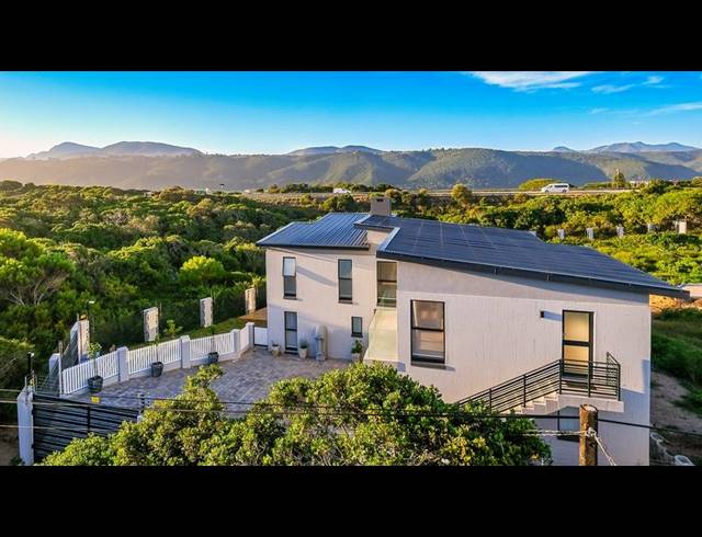 4 BEDROOM HOUSE FOR SALE IN WILDERNESS CENTRAL